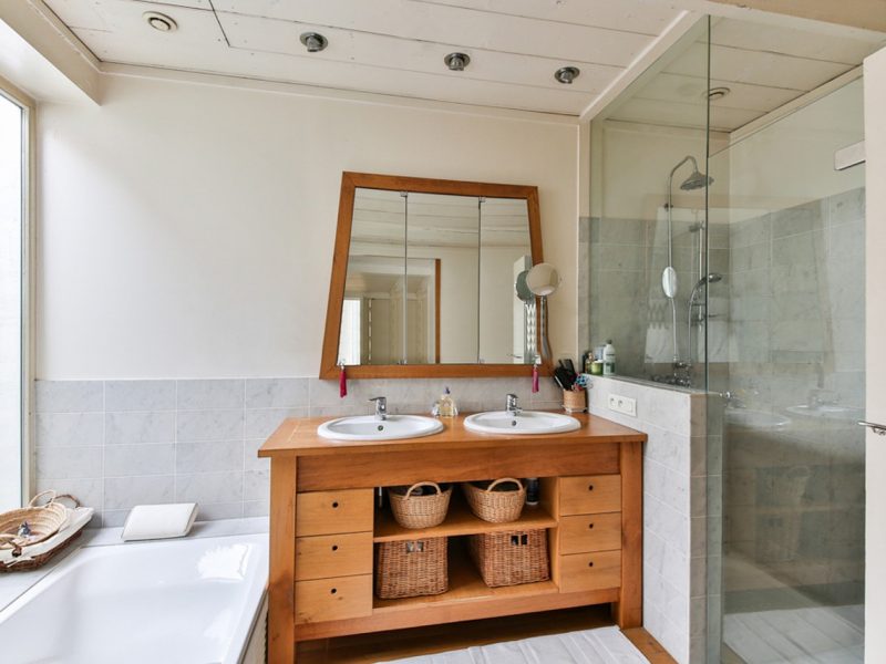 Parois de douche sans cadre : donnez à votre maison un aspect distinctif
