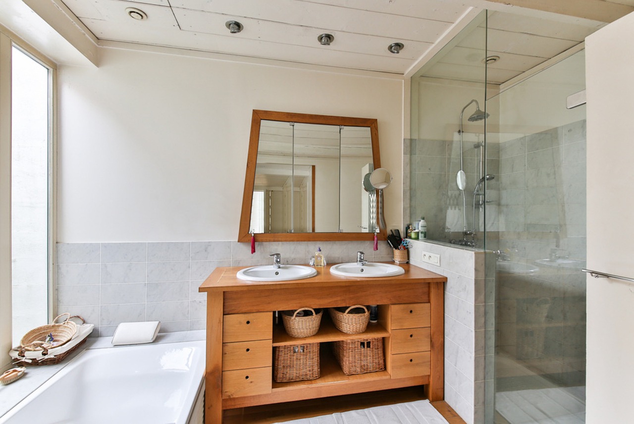 Parois de douche sans cadre : donnez à votre maison un aspect distinctif